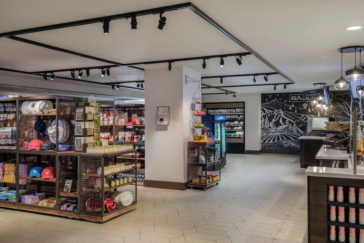 Een winkel met diverse producten op planken en rekken, waaronder hoeden en tassen.