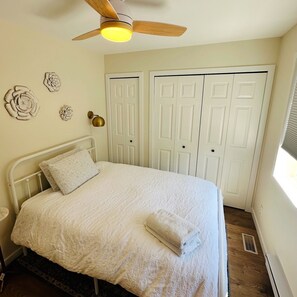 Room - Bright two-bed suite on the KVR Trailhead (Penticton)