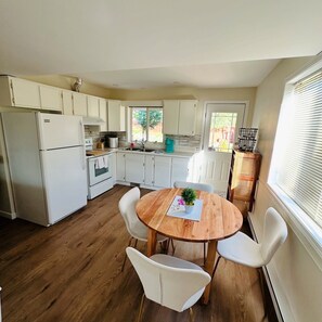 Dining - Bright two-bed suite on the KVR Trailhead (Penticton)