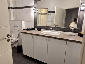 Haartrockner, Handtücher, Toilettenpapier