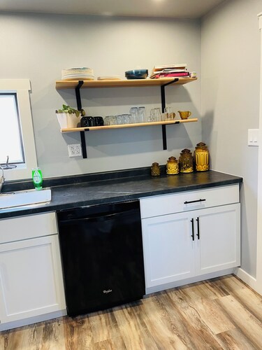 3BR Home Near Hahns Lake – Newly Updated Kitchen