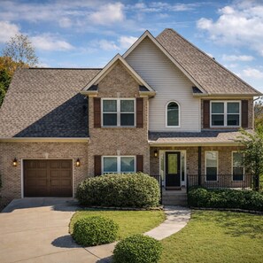 A two-story house with a brick facade, a front garage, and a well-maintained lawn. - Charming 4-bedroom house with AC in cozy Alabaster (Alabaster)