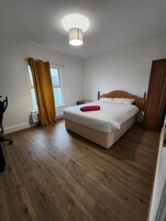 Habitación Deluxe doble, vistas a la ciudad | Cortinas opacas y sistema de insonorización