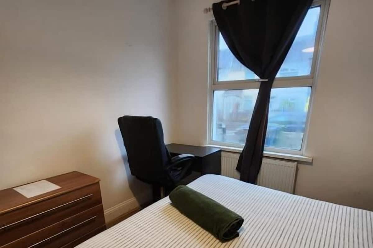 Habitación doble Deluxe, vista a la ciudad | Cortinas blackout, insonorización y tabla de planchar con plancha