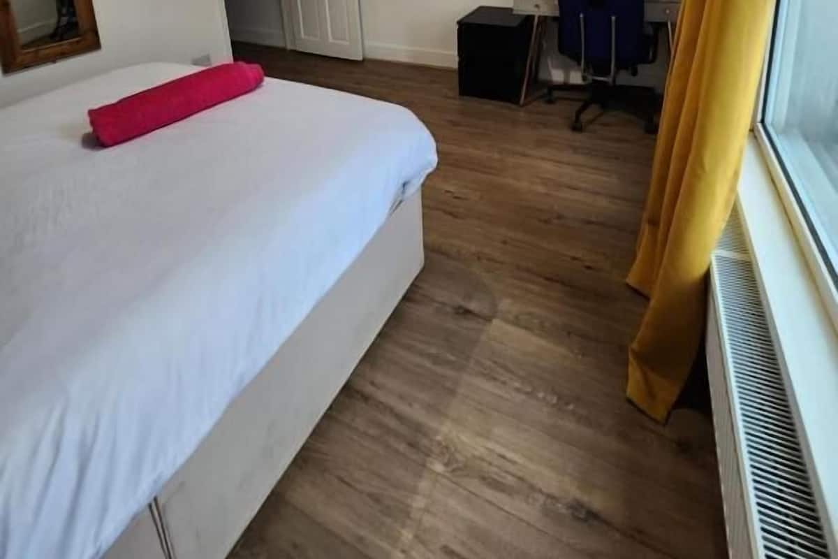 Habitación doble Deluxe, vista a la ciudad | Cortinas blackout, insonorización y tabla de planchar con plancha