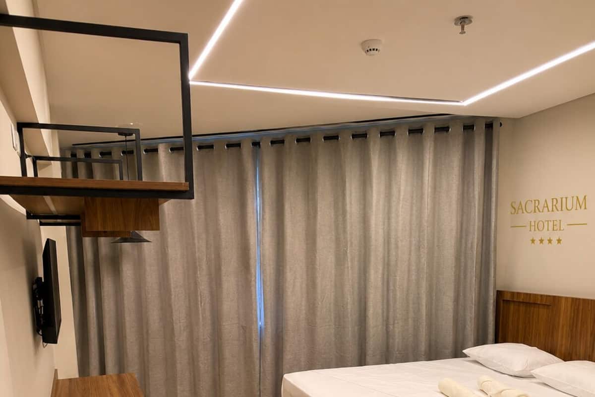 Classic-Dreibettzimmer | Laptopgeeigneter Arbeitsplatz, kostenloses WLAN