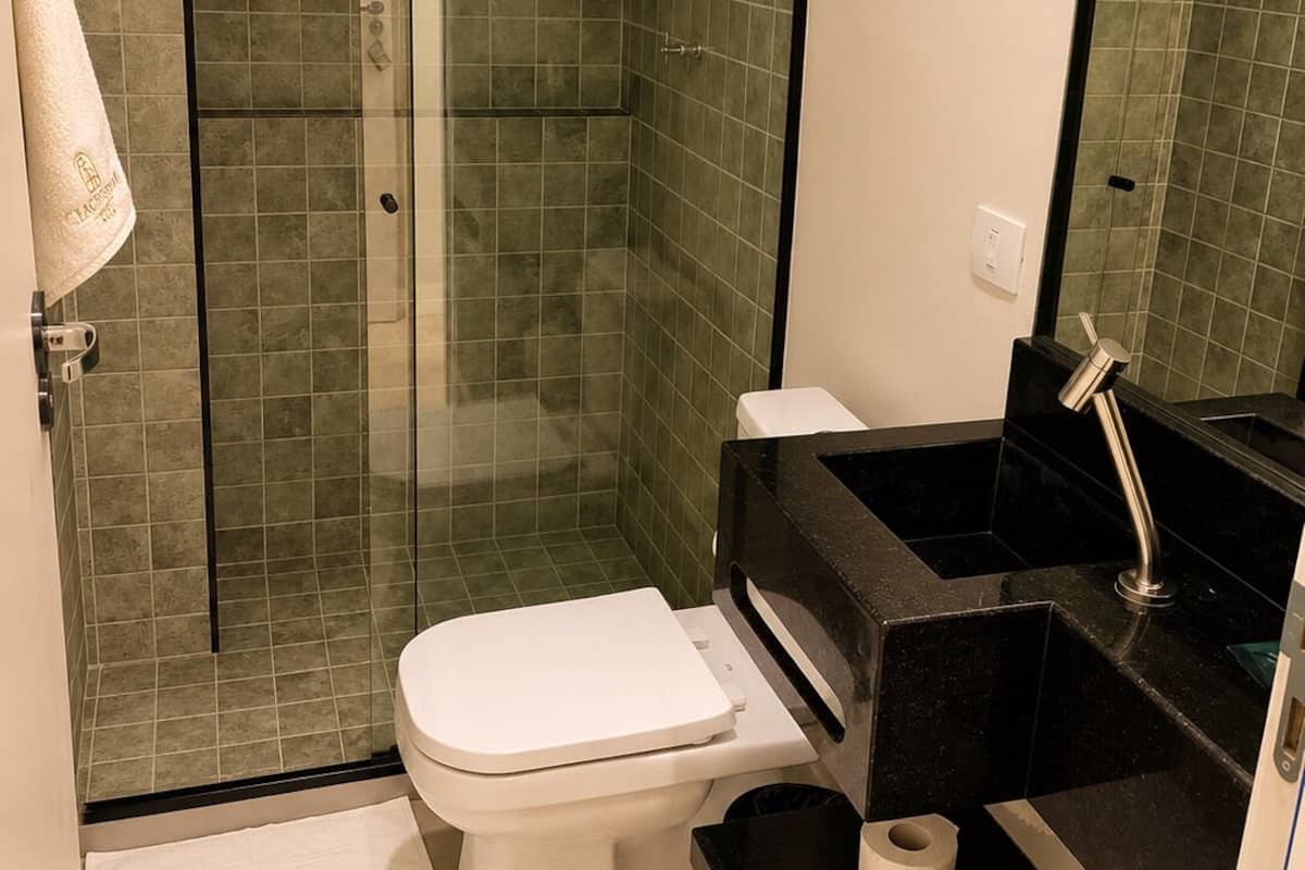 Dusche, Handtücher, Seife, Toilettenpapier