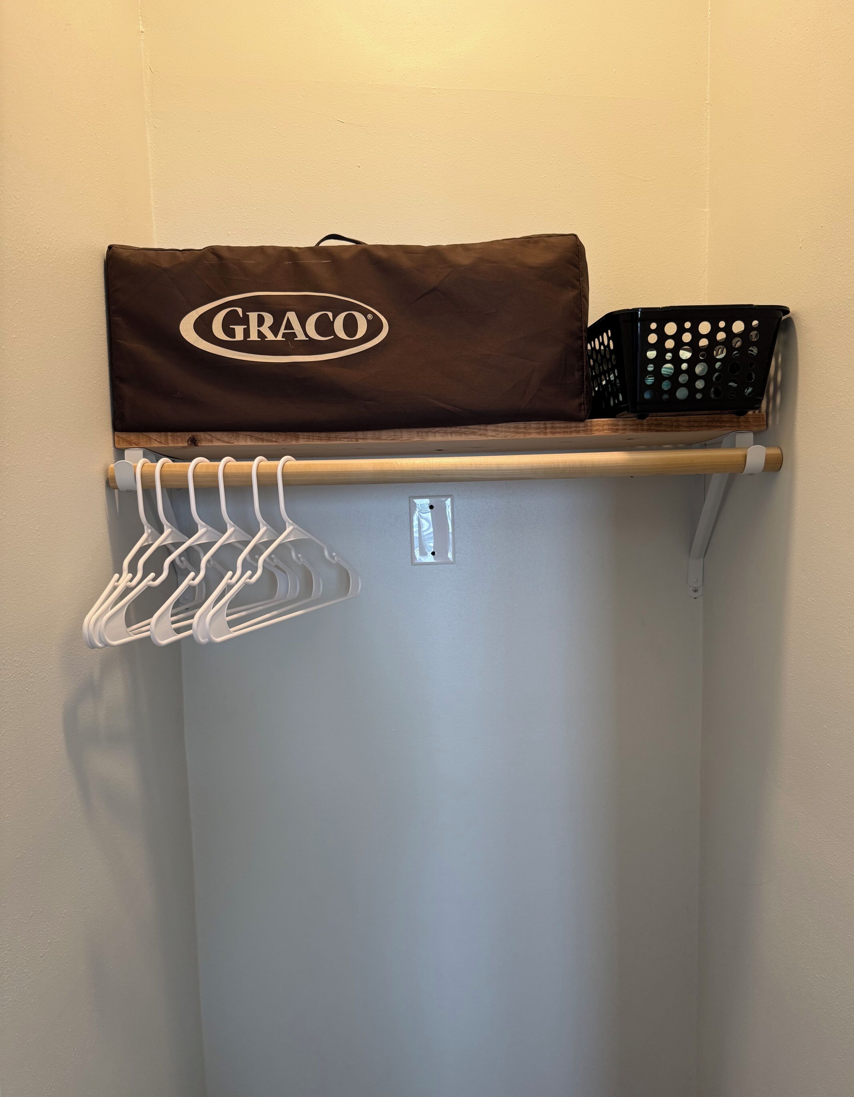 Un depósito de almacenamiento con una bolsa Graco y una cesta negra.