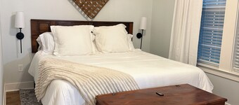 Historic, Ultra Clean, Sleeps 8, Game-Day Ready