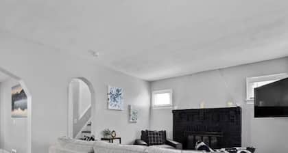 3 Bedrooms 2 baths 10 minutes from SU, Downtown, Hospitals and Airport