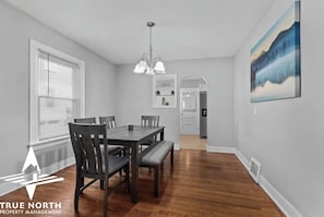 Dining - 3 Bedrooms 2 baths 10 minutes from SU, Downtown, Hospitals and Airport (Syracuse)