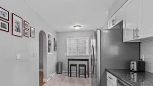 Una cocina moderna con refrigerador, tostadora y pileta.