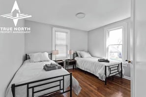 Iron/ironing board, WiFi, bed sheets - 3 Bedrooms 2 baths 10 minutes from SU, Downtown, Hospitals and Airport (Syracuse)
