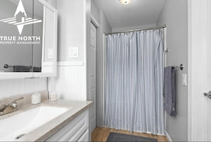 Shower, towels, toilet paper - 3 Bedrooms 2 baths 10 minutes from SU, Downtown, Hospitals and Airport (Syracuse)