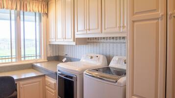 House, Multiple Beds, Patio, Garden View (Santellan Manor) | Private kitchen