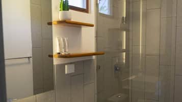 Douche, sèche-cheveux, shampoing