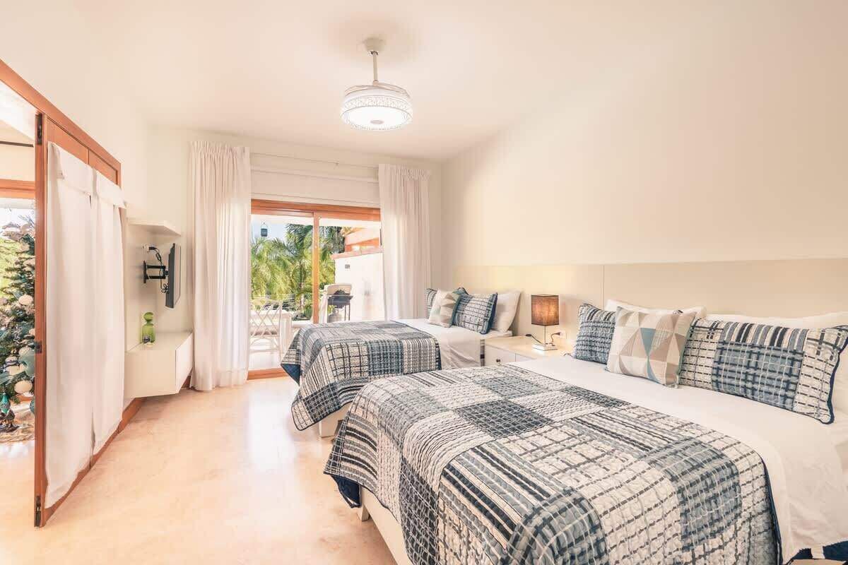 4 bedrooms, iron/ironing board, WiFi, bed sheets