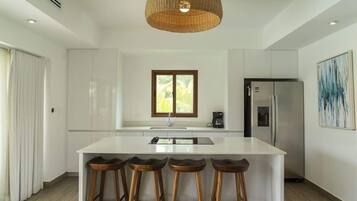 Coffee/tea maker, fridge, microwave, stovetop