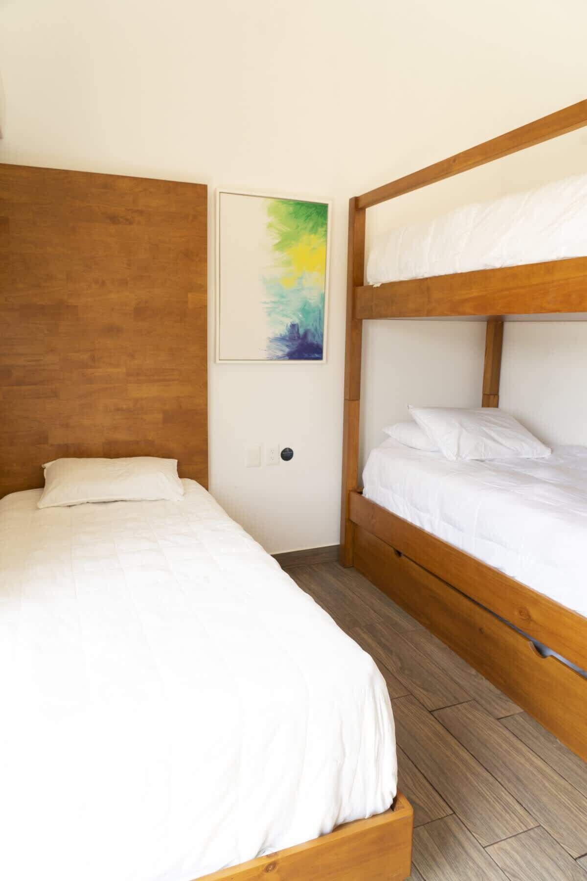 Iron/ironing board, WiFi, bed sheets