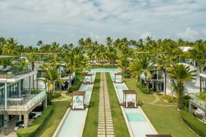 A resort with a central swimming pool, multiple guest villas, and palm trees. - 2br Apt 5 guests Balcony & Jacuzzi Sublime (Las Terrenas)