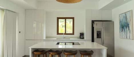Coffee/tea maker, fridge, microwave, stovetop