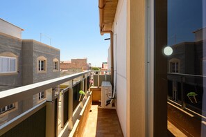 A narrow balcony with a wooden floor, a water heater, and a potted plant. - Charming Apartment | Near the Airport | Balcony | Cozy (Cruce de Arinaga)