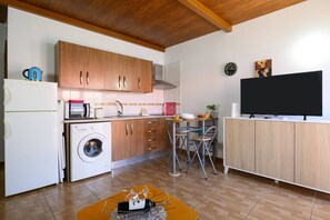 A compact kitchen with a washing machine, microwave, and a coffee maker. - Charming Apartment | Near the Airport | Balcony | Cozy (Cruce de Arinaga)