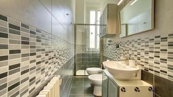 Doccia, asciugacapelli, bidet, asciugamani