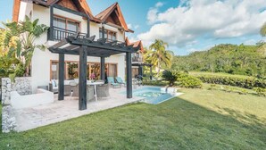 A two-story house with a pool, outdoor seating, and a garden. - 3br 10 guests ocean view  Bbq in Samana (Sánchez)