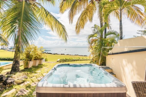 Outdoor spa tub - Townhouse with ocean view Puerto Bahia P5 (Sánchez)