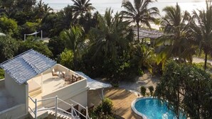 Et resort med pool, udendørs siddepladser og havudsigt.
