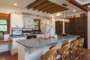 Private kitchen - Cielo Vista-Sunset Views, Private Pool, AC, Generator (Cruz Bay)
