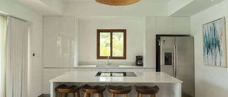 Coffee/tea maker, fridge, microwave, stovetop
