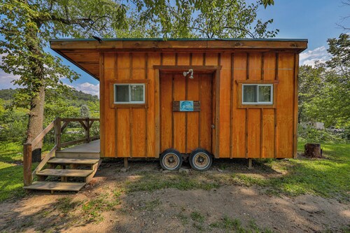 Peaceful rustic  1-bedroom cabin with AC in charming Lehighton