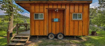 Peaceful rustic 1-bedroom cabin with AC in charming Lehighton