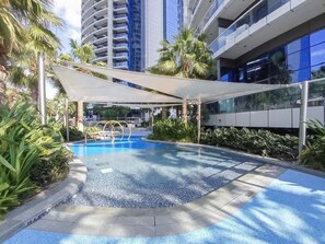 Room - Free Housekeeping Visits During Your Stay - Stayshort - Modern 2BR in Prime Business Bay 4 Guests (Dubai)