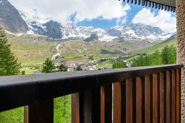 A mountain landscape with a village and buildings in the valley. - The Ridge | Family Apartment with Matterhorn View (Breuil-Cervinia)