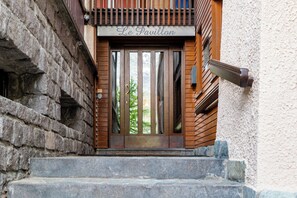 A wooden door with the inscription 'Le Pavillon' above it, leading to a stone staircase. - The Ridge | Family Apartment with Matterhorn View (Breuil-Cervinia)