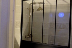 Eine Dusche mit Handbrause und Wandarmatur.