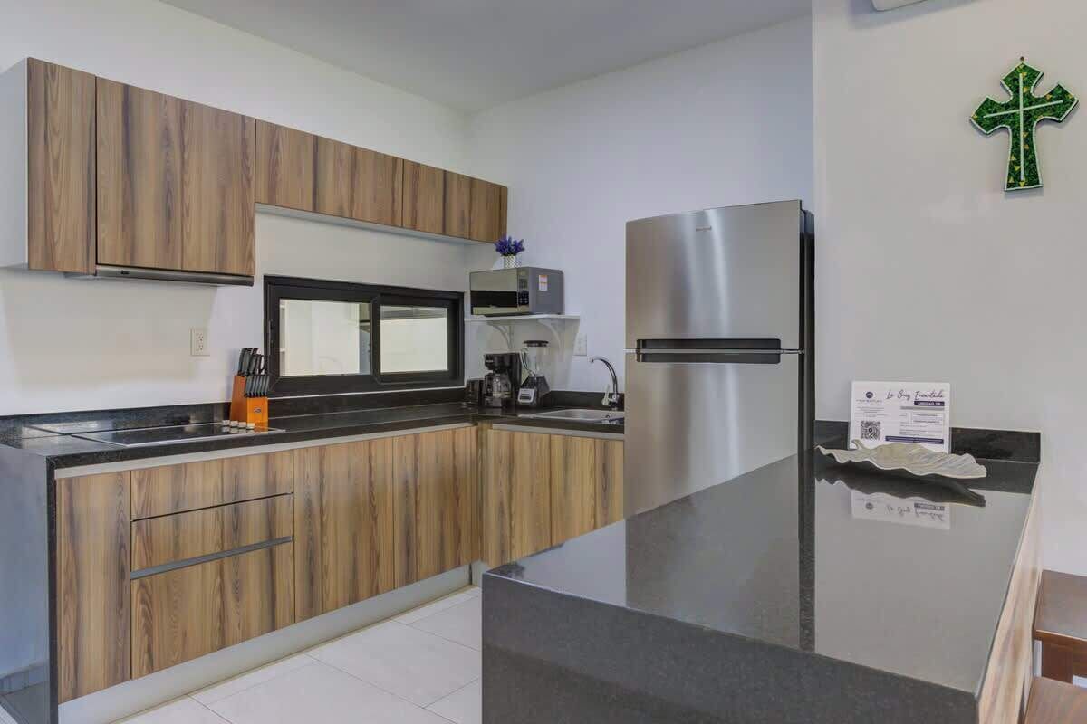 Cafetera/tetera, refrigerador, microondas, horno