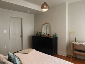 Iron/ironing board, WiFi, bed sheets - 3-bed/3-bath townhome in charming Remington walk to JHU and Free Circulator Bus (Baltimore)