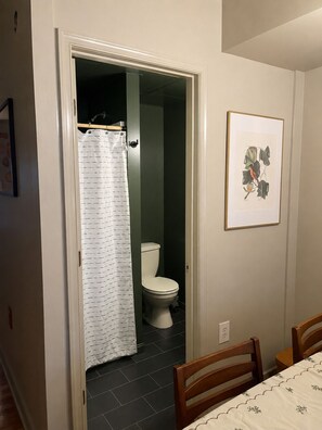 Shower, hair dryer, bidet, towels - 3-bed/3-bath townhome in charming Remington walk to JHU and Free Circulator Bus (Baltimore)