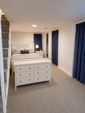 Iron/ironing board, WiFi, bed sheets - 3-bed/3-bath townhome in charming Remington walk to JHU and Free Circulator Bus (Baltimore)