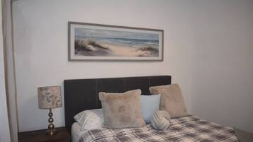 3 bedrooms, iron/ironing board, WiFi (free), bed sheets