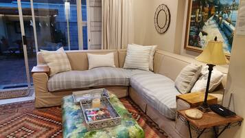 Maison, 2 chambres, piscine privée, vue jardin | Salle de séjour | Livres