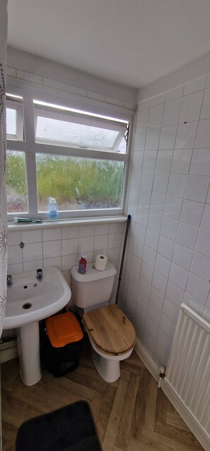 Shared Dormitory, 1 Bedroom, Fireplace | Bathroom - Room-cozy Private Room Near Everything (Sittingbourne)
