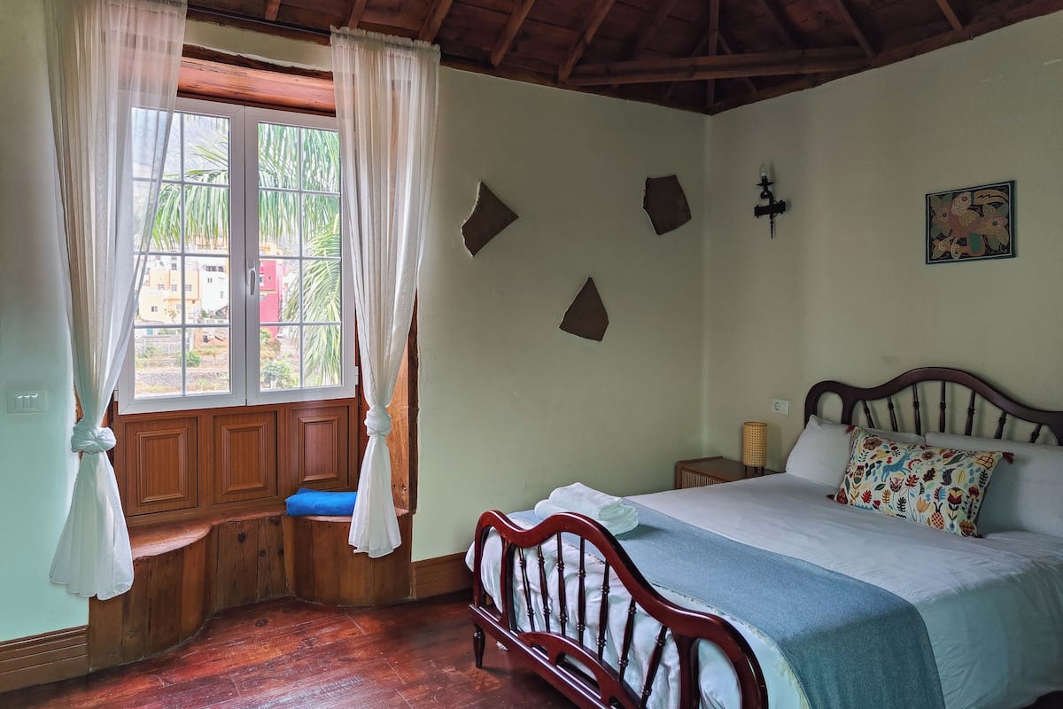 Chambre, salle de bains commune, vue montagne