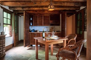 Apartamento, 2 habitaciones, baño privado, vistas a la montaña | Restauración