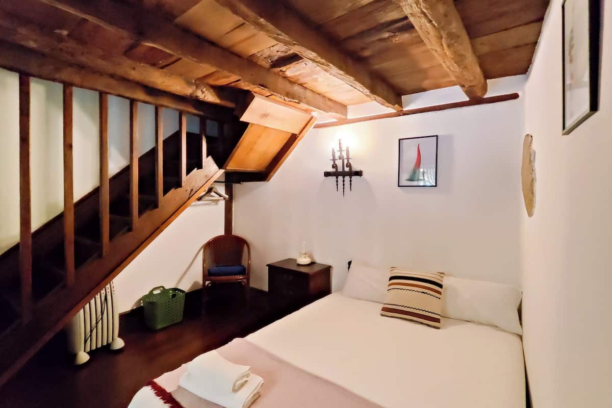 Room, Shared Bathroom, Courtyard View | Iron/ironing board (on request), WiFi (free)
