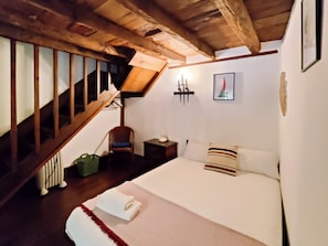 Chambre, salle de bains commune, vue cour intérieure